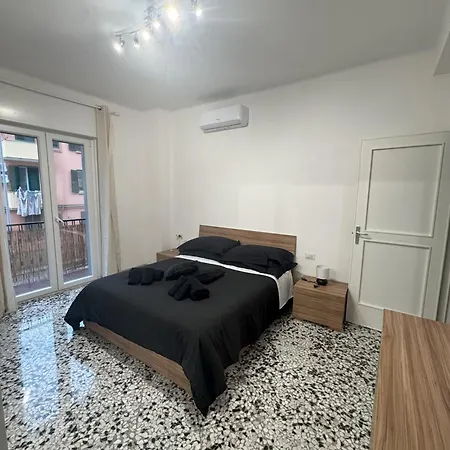 Black Angel Oak Apartment Bari